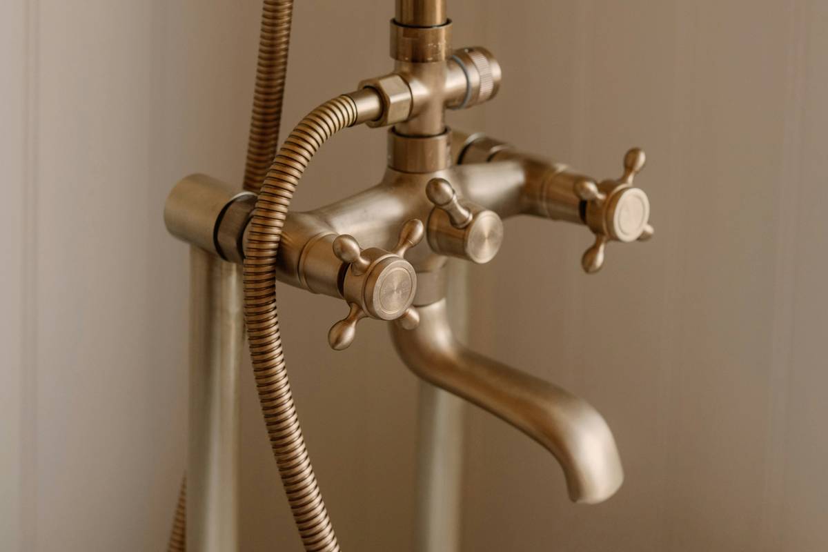Vintage Clawfoot Tub Feet: 7 Proven Tips to Avoid Wobbly, Damaged, or Unsafe Installations